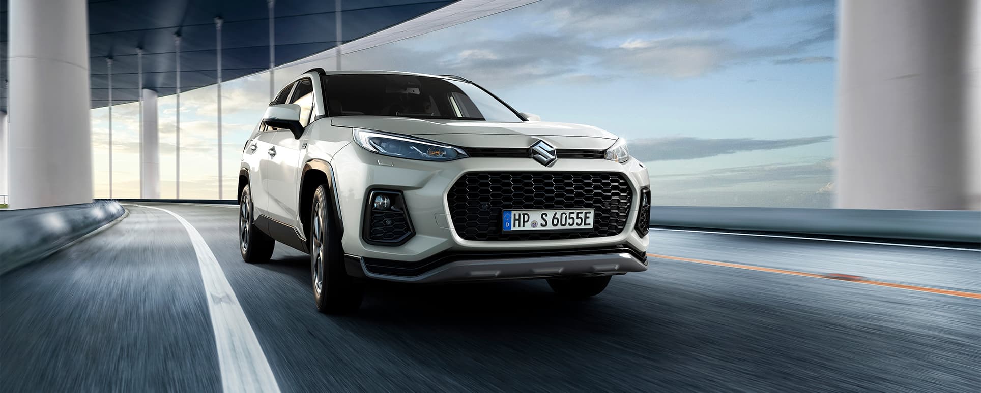 Abbildung zeigt einen Across dynamisch auf einer Straße fahrend