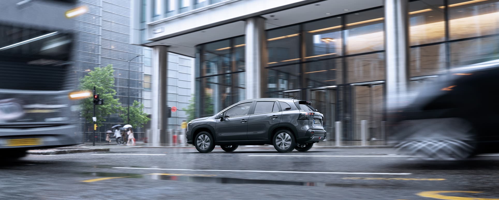 Abbildung zeigt S-Cross auf einer regennassen Straße im Verkehr