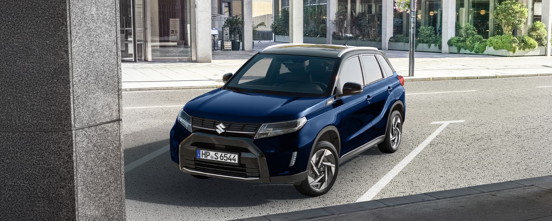 Abbildung zeigt parkenden, blauen Vitara